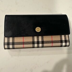 Burberry Halton wallet leather flap with snap closure Center zip compartment